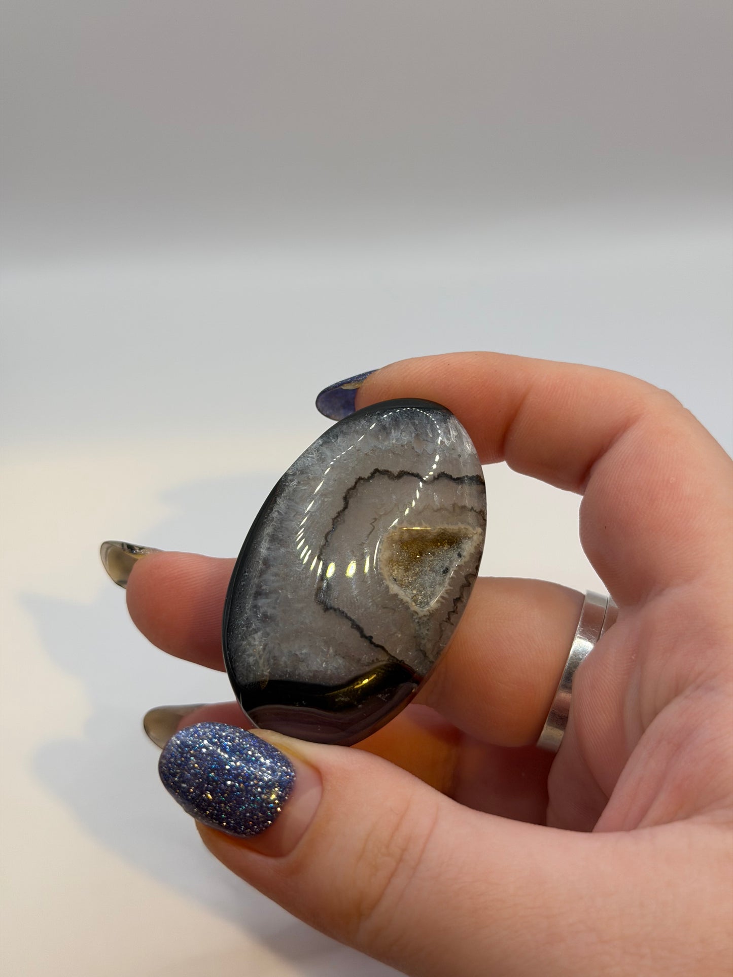 Druzy black agate palmstone
