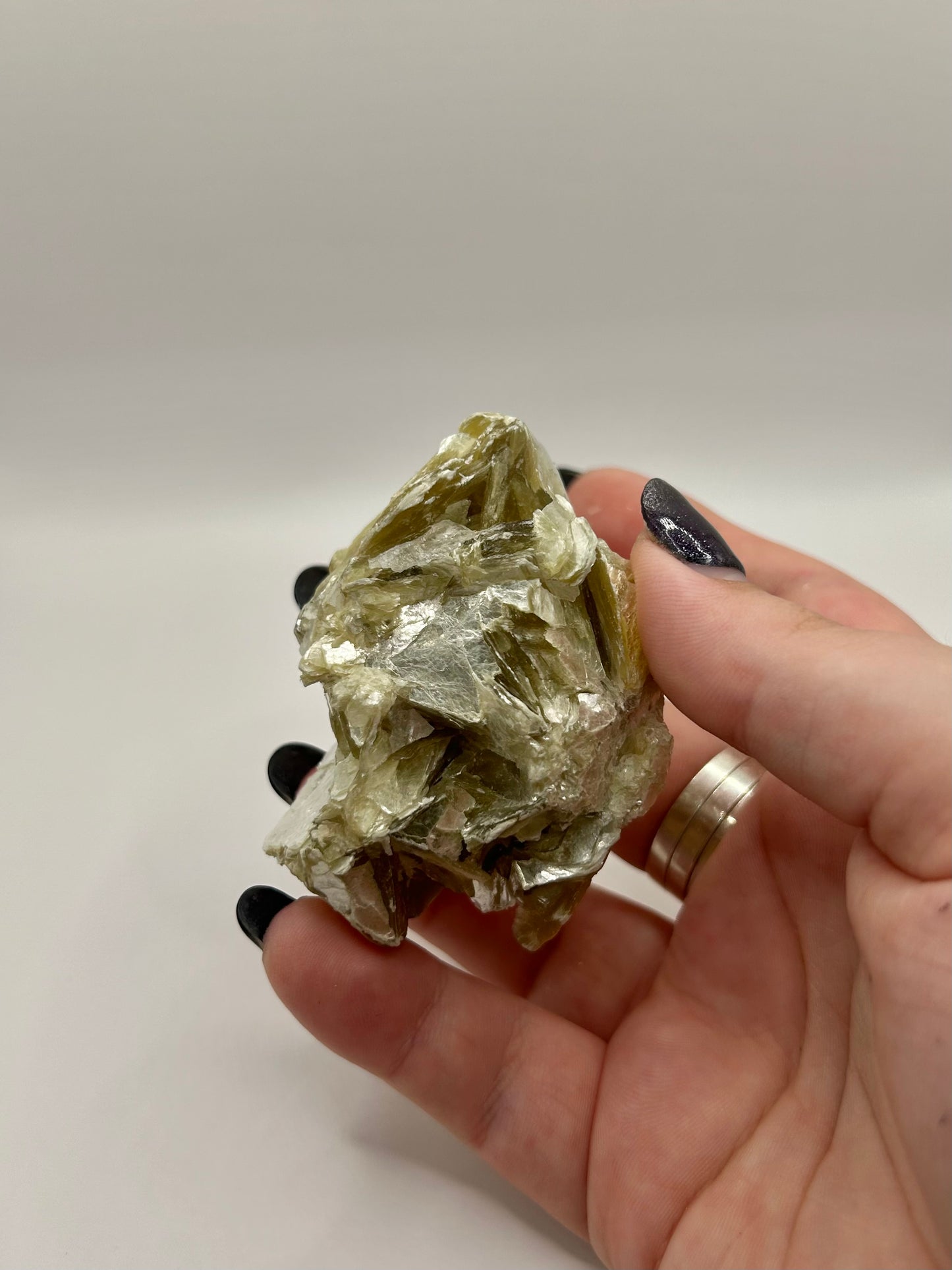 Raw yellow mica